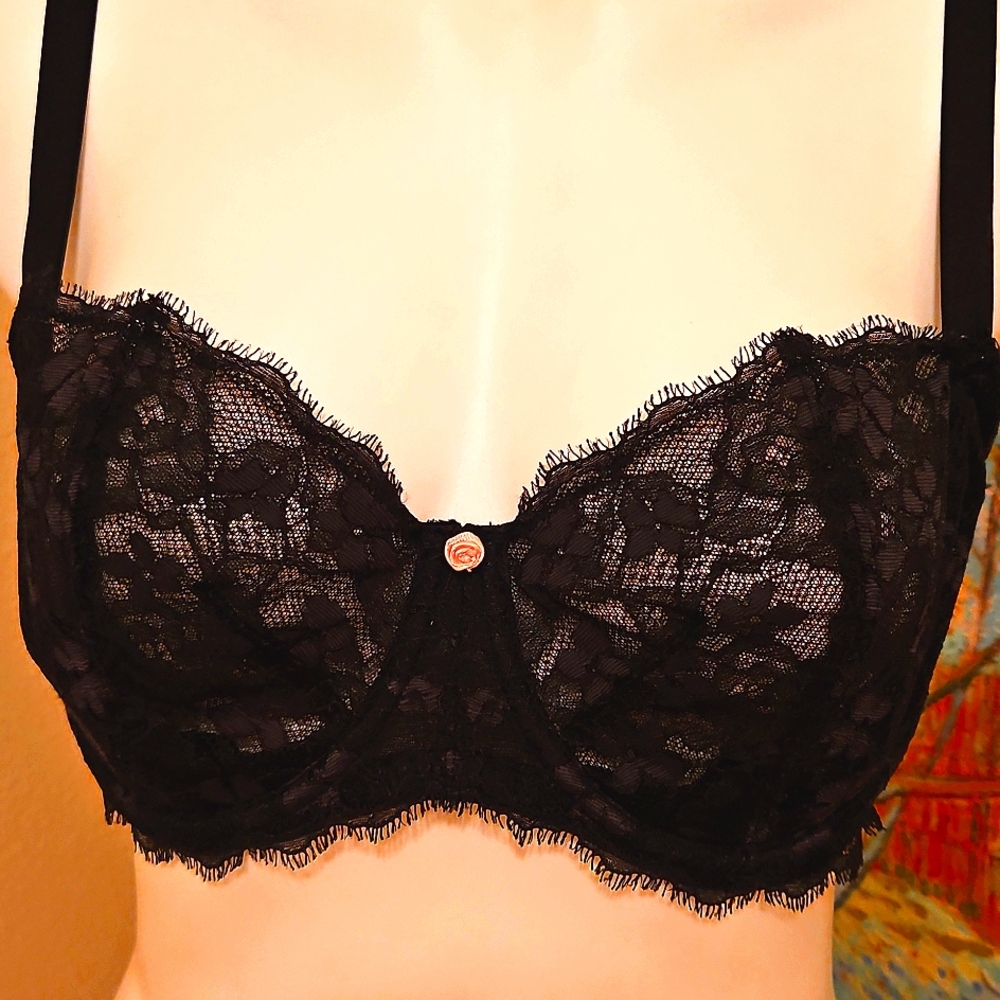 38D VS Elegant Lace Underwire Bra Set - Black, Red, and Peach - Picture 2 of 10